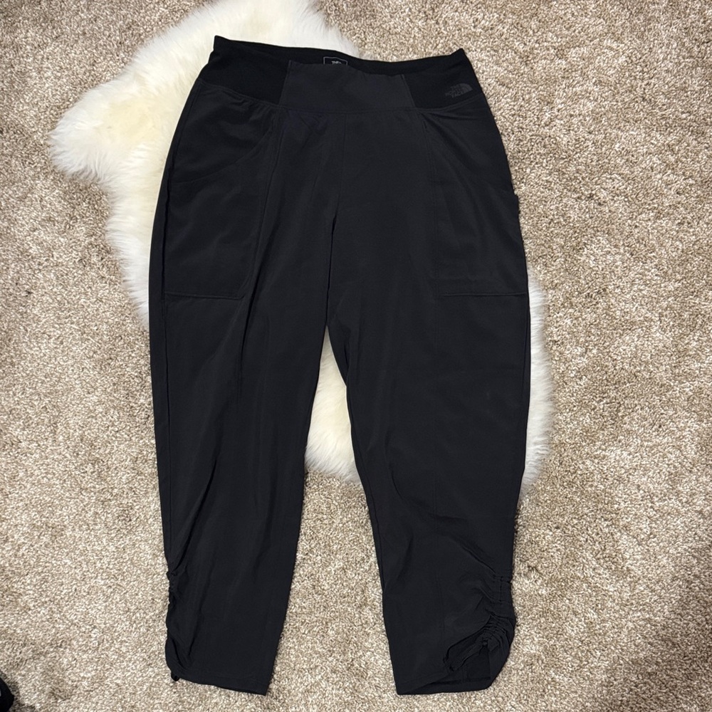 The North Face Black Athletic Elastic Ruched Hem Active Capri Pants Size S